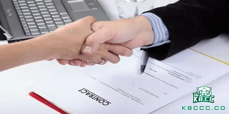 Ứng viên ký kết hợp đồng chính thức với công ty